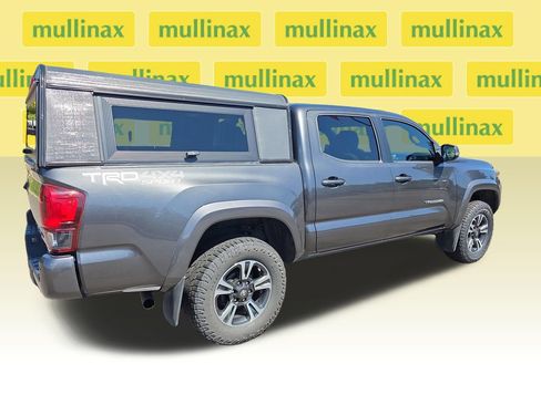 Used 2018 Toyota Tacoma TRD Sport w/ Technology Package AWD/4WD image 3