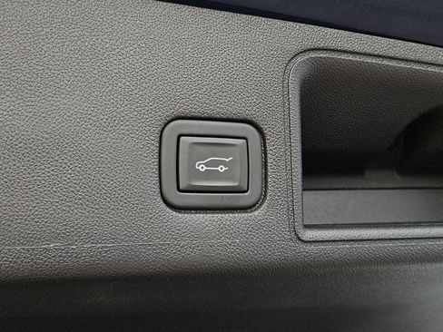 Used 2023 GMC Terrain SLE w/ Driver Convenience Package FWD image 8