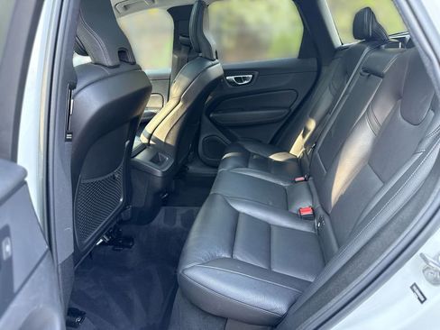 Used 2022 Volvo XC60 B5 Momentum image 24
