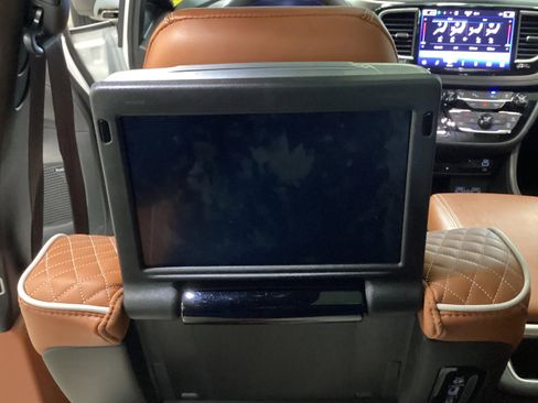 Used 2025 Chrysler Pacifica Pinnacle image 41