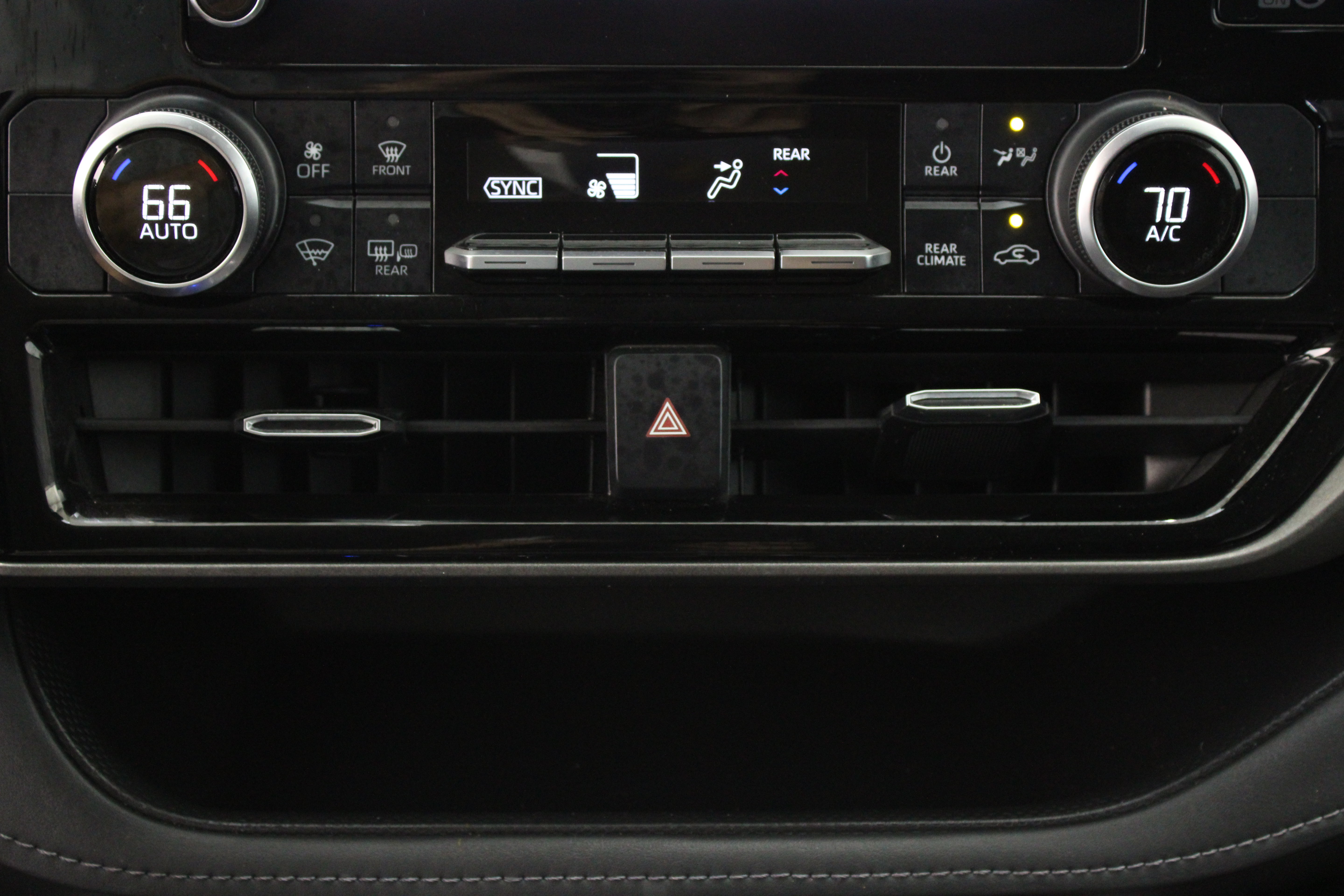 Used 2023 Toyota Highlander LE FWD image 20