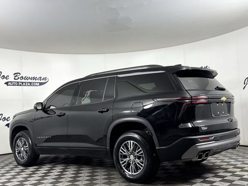 Used 2025 Chevrolet Traverse LT image 8