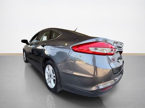 Used 2018 Ford Fusion SE w/ Fusion SE Technology Package FWD image 6