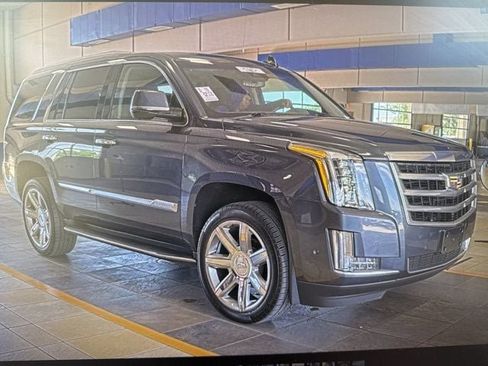 Used 2019 Cadillac Escalade Luxury AWD/4WD image 1