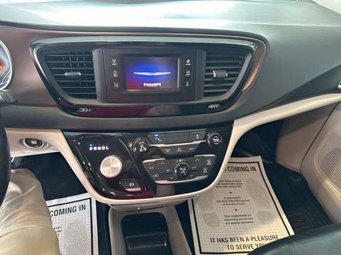 Used 2017 Chrysler Pacifica Touring-L image 10