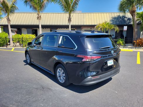 Used 2021 Toyota Sienna XLE AWD/4WD image 7