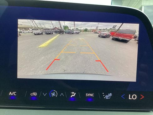 Used 2025 Chevrolet Traverse LT FWD image 21