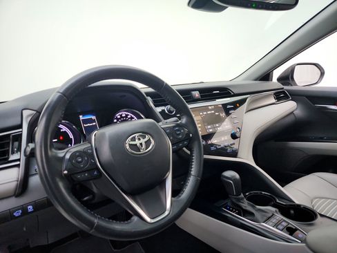 Used 2020 Toyota Camry SE w/ Sunroof Package image 16