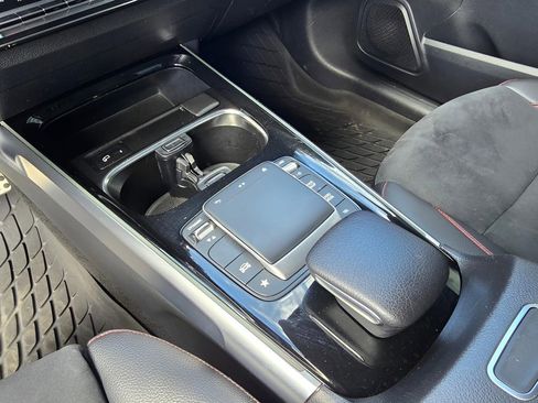 Used 2022 Mercedes-Benz GLB 250 4MATIC image 19