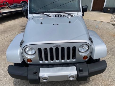 Used 2012 Jeep Wrangler Unlimited Sahara w/ Dual Top Group AWD/4WD image 7