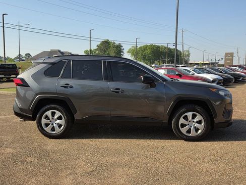 Used 2019 Toyota RAV4 LE FWD image 3