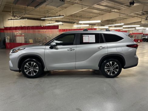 Used 2023 Toyota Highlander XLE FWD image 7