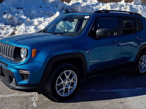 Certified 2022 Jeep Renegade Latitude w/ Convenience Group image 4