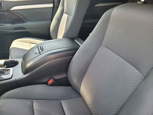 Used 2019 Toyota Highlander LE AWD/4WD image 11