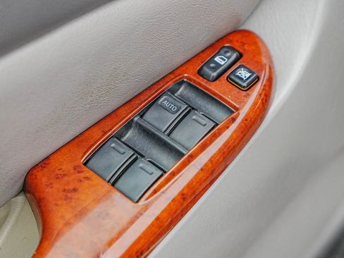 Used 2004 Toyota Sienna XLE Limited image 34