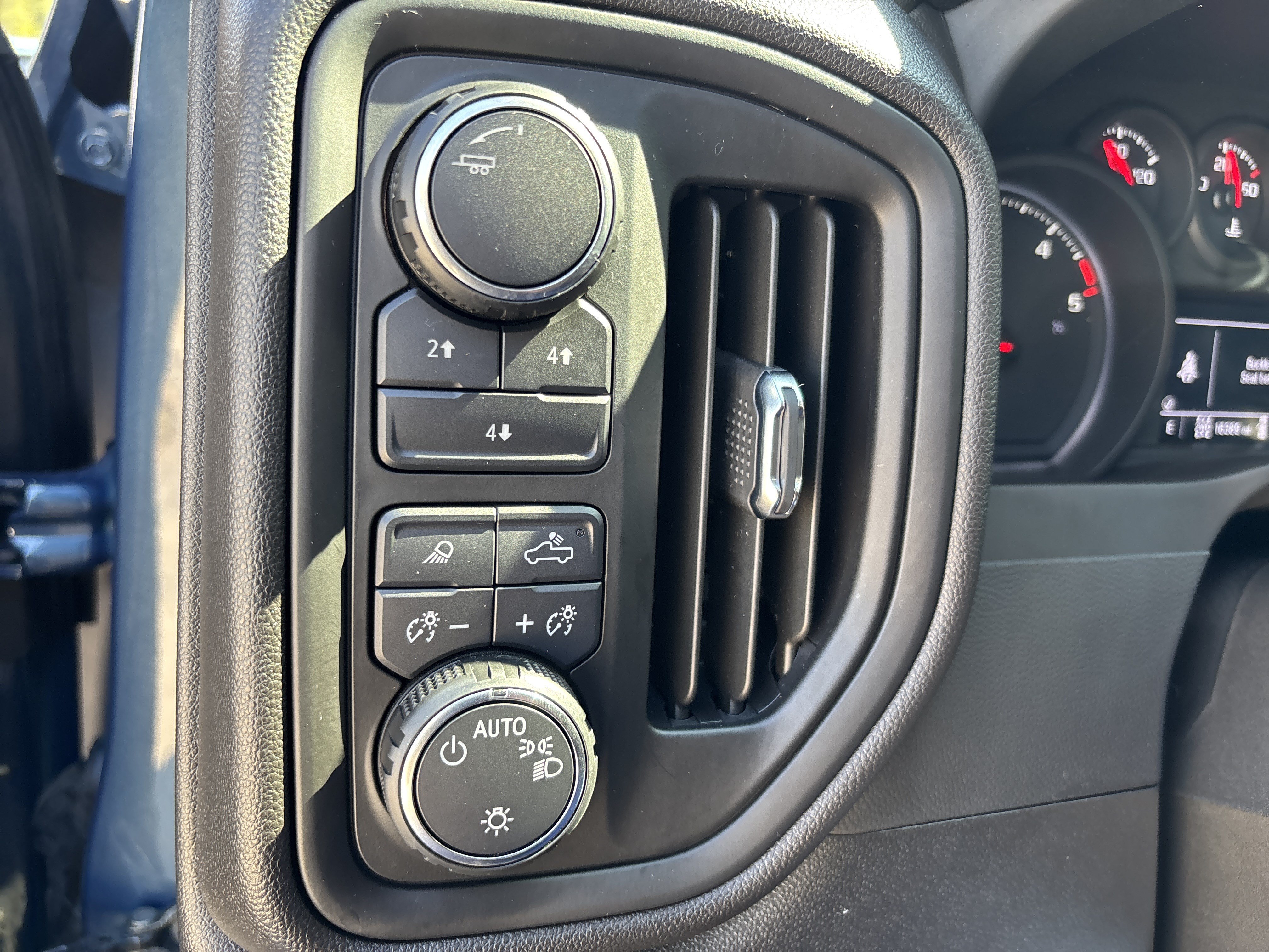 Used 2025 Chevrolet Silverado 2500 Custom w/ Custom Value Package AWD/4WD image 24