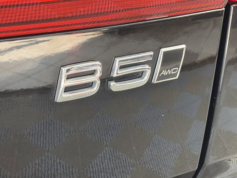 Used 2024 Volvo XC60 B5 Plus image 17