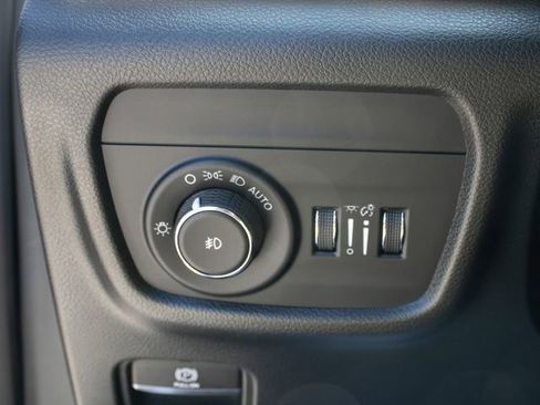 Used 2023 Jeep Grand Cherokee Overland w/ Luxury Tech Group IV AWD/4WD image 9