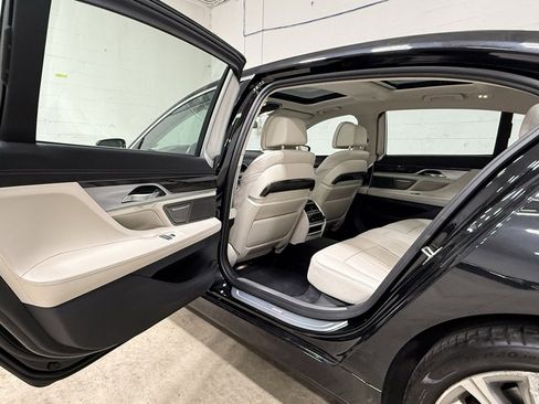Used 2021 BMW 750i xDrive w/ Executive Package image 31