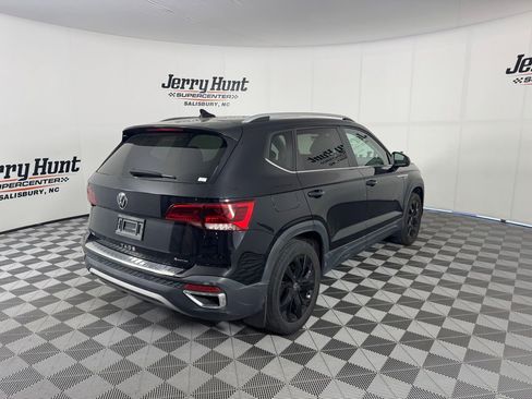 Used 2022 Volkswagen Taos SE w/ Panoramic Sunroof Package AWD/4WD image 9