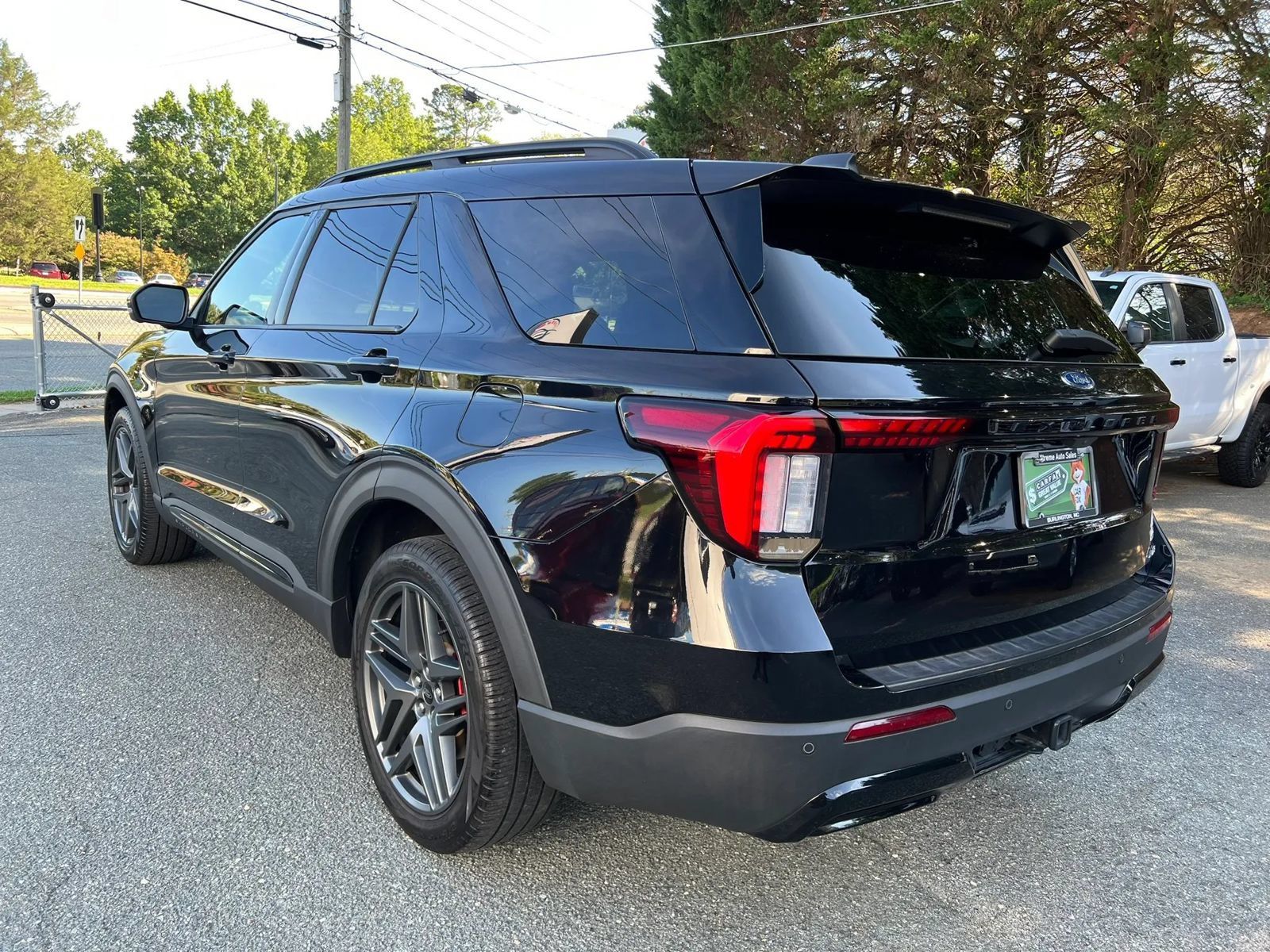 Used 2025 Ford Explorer ST-Line w/ ST-Line Street Pack AWD/4WD image 6
