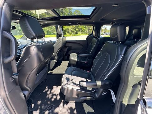 Used 2025 Chrysler Pacifica Limited FWD image 23