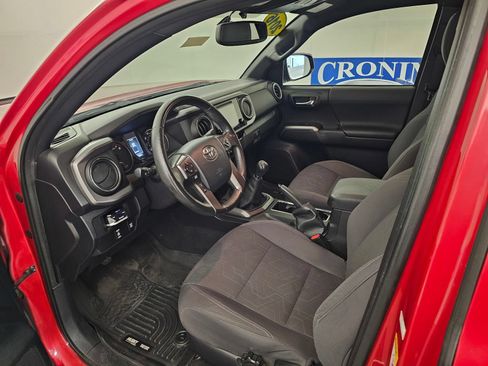 Used 2016 Toyota Tacoma TRD Off-Road AWD/4WD image 3