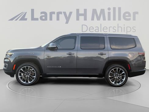 Used 2022 Jeep Wagoneer Series III w/ Premium Group I AWD/4WD image 2