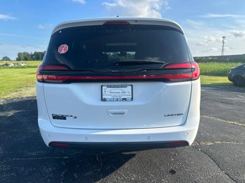 Used 2025 Chrysler Pacifica Limited FWD image 36