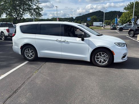 Used 2025 Chrysler Pacifica Select FWD image 3