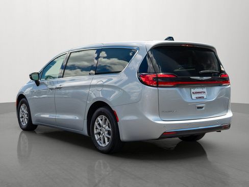 Used 2024 Chrysler Pacifica Touring-L FWD image 5
