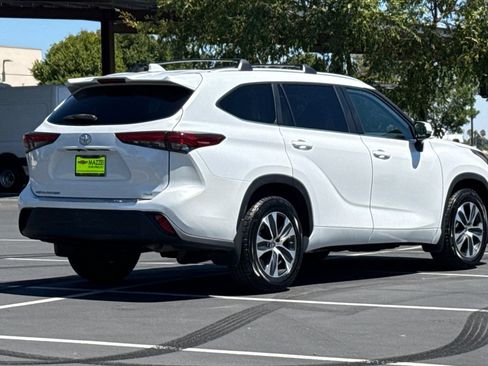 Used 2023 Toyota Highlander XLE FWD image 11