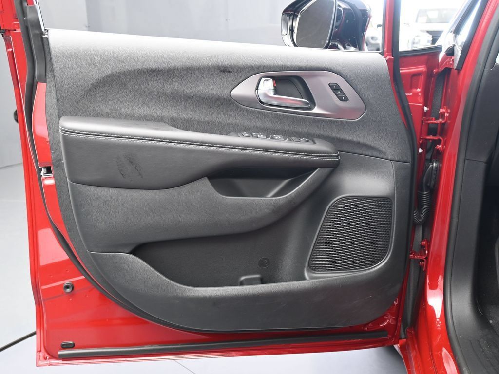 New 2026 Chrysler Pacifica Select FWD image 25