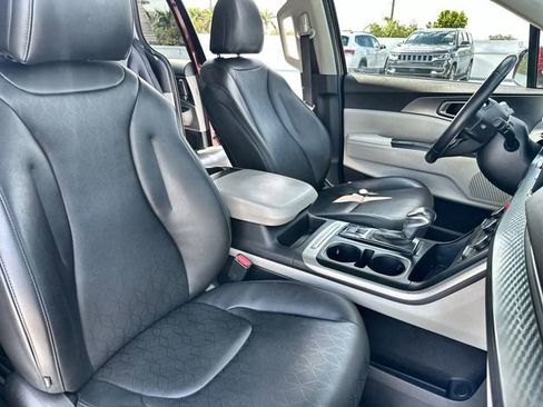 Used 2024 Kia Carnival LX image 28