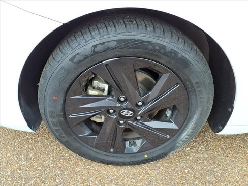 Used 2023 Hyundai Elantra SEL image 9