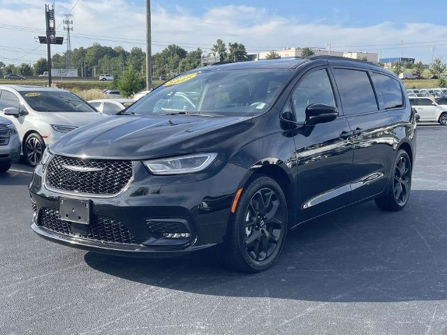 Used 2025 Chrysler Pacifica Limited FWD image 3