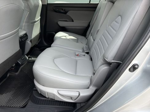 Used 2021 Toyota Highlander LE AWD/4WD image 20