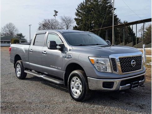 Used 2017 Nissan Titan SV image 3