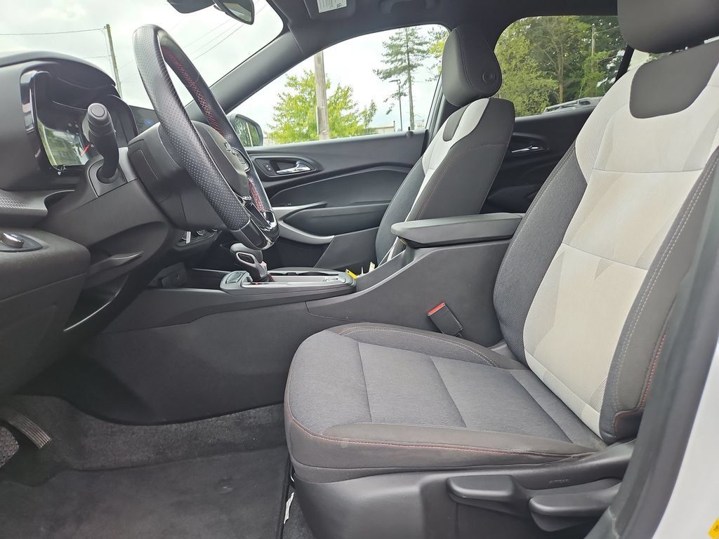 Used 2024 Chevrolet Trax RS FWD image 19