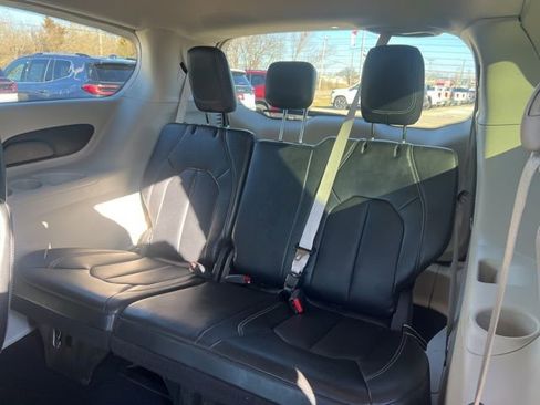 Used 2024 Chrysler Pacifica Touring-L image 26