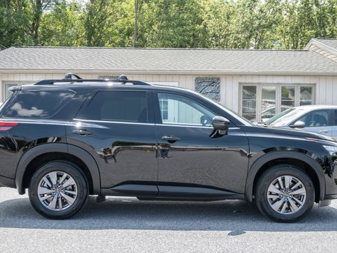 Used 2024 Nissan Pathfinder SV w/ Black Appearance Package AWD/4WD image 12
