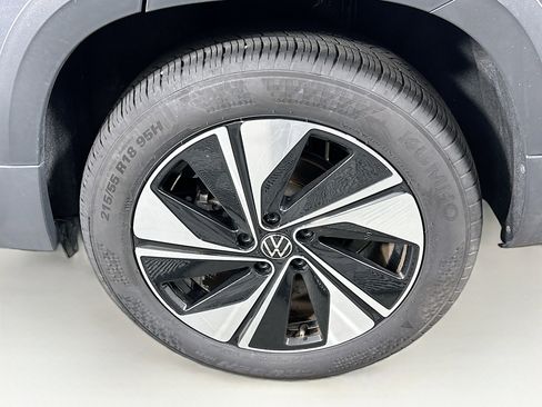 Used 2025 Volkswagen Taos SE AWD/4WD image 11
