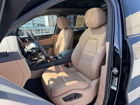 Used 2023 Porsche Cayenne Platinum Edition AWD/4WD image 5
