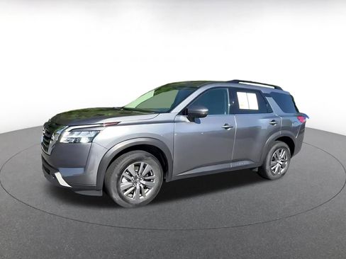 Used 2025 Nissan Pathfinder SV FWD image 8