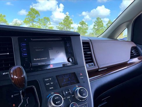 Used 2015 Toyota Sienna Limited FWD image 35