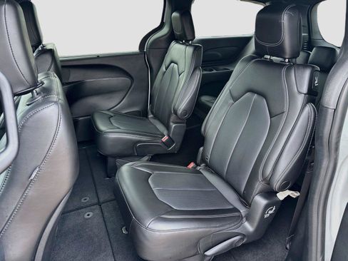 Certified 2023 Chrysler Pacifica Touring-L w/ S Appearance Package AWD/4WD image 11