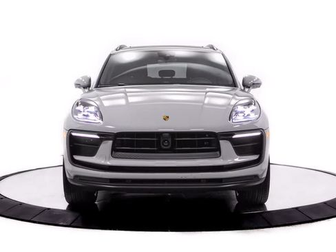 Certified 2026 Porsche Macan AWD/4WD image 10