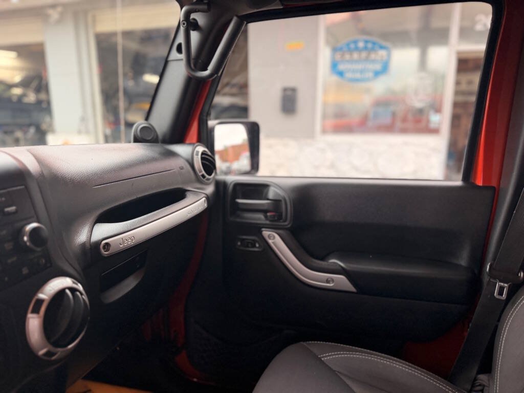Used 2014 Jeep Wrangler Unlimited Sahara w/ Connectivity Group AWD/4WD image 19