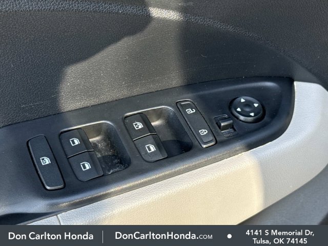 Used 2025 Hyundai Venue SEL FWD image 10