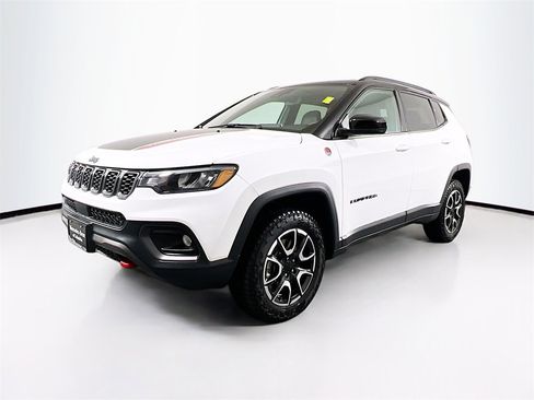 Used 2024 Jeep Compass Trailhawk image 3
